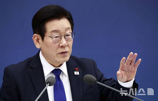 [세종=뉴시스] 최동준 기자 = 이재명 대통령이 16일 세종시 정부세종컨벤션센터에서 열린 보건복지부(질병관리청)·식품의약품안전처 업무보고에서 발언하고 있다. 2025.12.16. photocdj@newsis.com