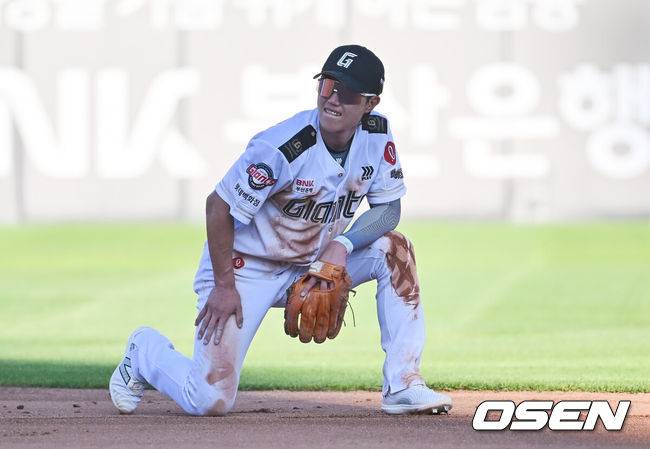[OSEN=부산, 이석우 기자] 29일 부산 사직야구장에서 2025 신한 SOL 뱅크 KBO 리그 롯데 자이언츠와 KT 위즈의 경기가 열렸다. 홈팀 롯데는 박세웅이, 방문팀 KT는 쿠에바스가 선발 출전했다.롯데 자이언츠 전민재가 5회초 1사 1루 KT 위즈 김민혁의 유격수 땅볼을 잡지 못하고 아쉬워하고 있다. 2025.06.29 / foto0307@osen.co.kr