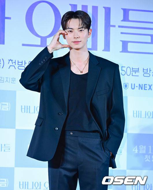 [OSEN=지형준 기자] 3일 오후 서울 용산구 CGV 용산아이파크몰에서 MBC 새 금토드라마 '바니와 오빠들' 제작발표회가 열렸다.&nbsp;'바니와 오빠들'은&nbsp;흑역사로 남아버린 첫 연애 이후, 갑자기 다가온 매력적인 남자들과 엮이게 된 바니의 남친 찾기 로맨스 드라마다. 'MZ여신'으로 불리는 배우 노정의가 타이틀 롤을 맡아 신예 이채민, 조준영과 호흡을 맞추기로 해 기대를 모으고 있다.&nbsp;배우 이채민이 포토타임을 하고 있다. 2025.04.03 / jpnews@osen.co.kr