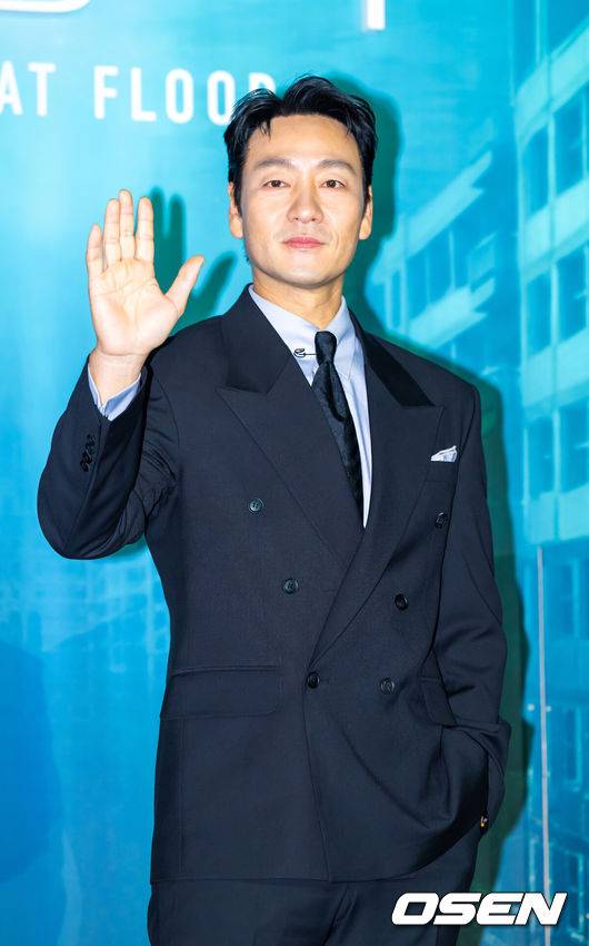 [OSEN=박준형 기자] 16일 서울 용산아이파크몰 내 용산 CGV에서 넷플릭스 영화 '대홍수' 제작보고회가 진행됐다.‘대홍수’는 대홍수가 덮친 지구의 마지막 날, 인류가 살아남을 수 있는 마지막 희망을 건 이들이 물에 잠겨가는 아파트 속에서 벌이는 사투를 그린 SF 재난 블록버스터로 이날 배우 김다미, 박해수,&nbsp;권은성과&nbsp;김병우&nbsp;감독이 참석했다.배우 박해수가 포즈를 취하고 있다.  2025.12.16 / soul1014@osen.co.kr