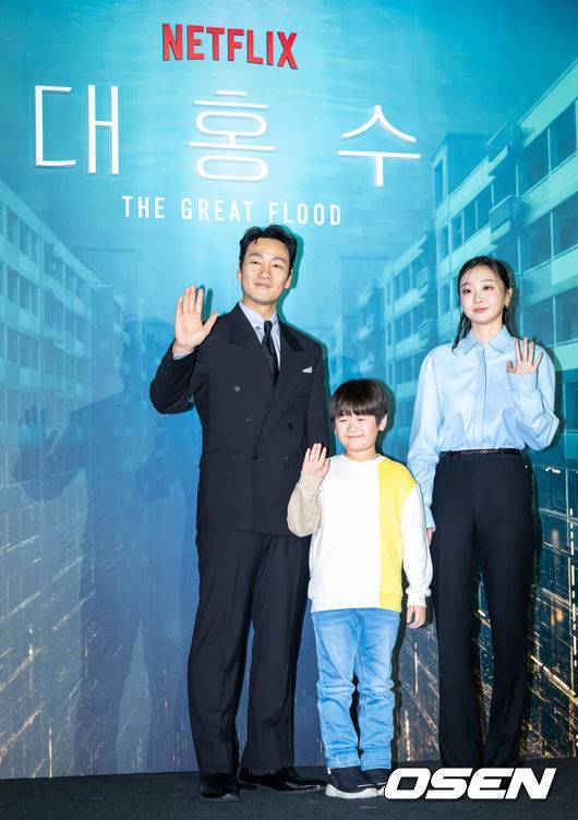 [OSEN=박준형 기자] 16일 서울 용산아이파크몰 내 용산 CGV에서 넷플릭스 영화 '대홍수' 제작보고회가 진행됐다.‘대홍수’는 대홍수가 덮친 지구의 마지막 날, 인류가 살아남을 수 있는 마지막 희망을 건 이들이 물에 잠겨가는 아파트 속에서 벌이는 사투를 그린 SF 재난 블록버스터로 이날 배우 김다미, 박해수,&nbsp;권은성과&nbsp;김병우&nbsp;감독이 참석했다.배우 박해수와 권은성, 김다미가 포즈를 취하고 있다.  2025.12.16 / soul1014@osen.co.kr