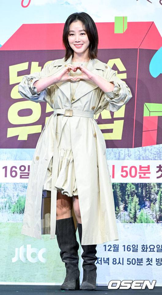 [OSEN=최규한 기자] 16일 오후 서울 신도림동 더링크호텔에서 JTBC 새 예능 ‘당일배송 우리집’ 제작발표회가 열렸다.‘당일배송 우리집’은 단순한 여행을 넘어 로망 속 장소에 도착한 집에서 펼쳐지는 '리얼 하루살이 체험'을 그려내는 이동식 주택과 로컬 라이프를 결합한 프로그램이다.배우 김성령이 포토타임을 하고 있다. 2025.12.16 / dreamer@osen.co.kr