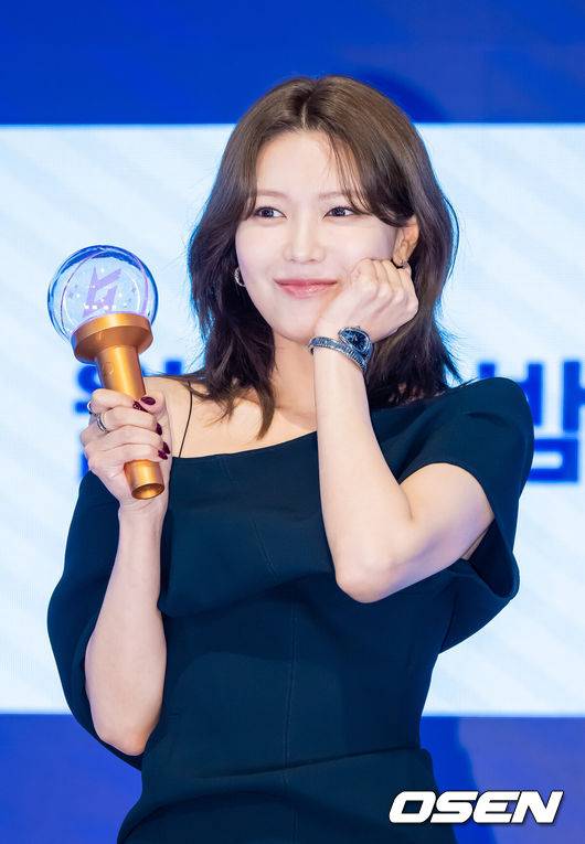 EN=박준형 기자] 16일 오후 서울 신도림 디큐브시티 내 더 세인트 호텔에서 지니 TV 오리지널 드라마 ‘아이돌아이’(연출&nbsp;이광영&nbsp;극본&nbsp;김다린)&nbsp;제작발표회가 진행됐다.팬심 만렙의 스타 변호사 맹세나(최수영&nbsp;분)가 살인 용의자로 몰린 ‘최애’ 아이돌 도라익(김재영&nbsp;분)의 사건을 맡으며 벌어지는 미스터리 법정 로맨스다.배우 최수영이 포즈를 취하고 있다.    2025.12.16 / soul1014@osen.co.kr