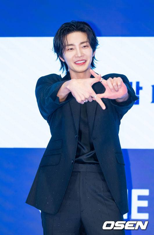 EN=박준형 기자] 16일 오후 서울 신도림 디큐브시티 내 더 세인트 호텔에서 지니 TV 오리지널 드라마 ‘아이돌아이’(연출&nbsp;이광영&nbsp;극본&nbsp;김다린)&nbsp;제작발표회가 진행됐다.팬심 만렙의 스타 변호사 맹세나(최수영&nbsp;분)가 살인 용의자로 몰린 ‘최애’ 아이돌 도라익(김재영&nbsp;분)의 사건을 맡으며 벌어지는 미스터리 법정 로맨스다.배우 김재영이 포즈를 취하고 있다.    2025.12.16 / soul1014@osen.co.kr