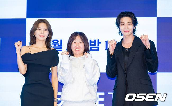 EN=박준형 기자] 16일 오후 서울 신도림 디큐브시티 내 더 세인트 호텔에서 지니 TV 오리지널 드라마 ‘아이돌아이’(연출 이광영 극본 김다린) 제작발표회가 진행됐다.팬심 만렙의 스타 변호사 맹세나(최수영 분)가 살인 용의자로 몰린 ‘최애’ 아이돌 도라익(김재영 분)의 사건을 맡으며 벌어지는 미스터리 법정 로맨스다.배우 최수영과 이광영 감독, 김재영이 포즈를 취하고 있다.    2025.12.16 / soul1014@osen.co.kr