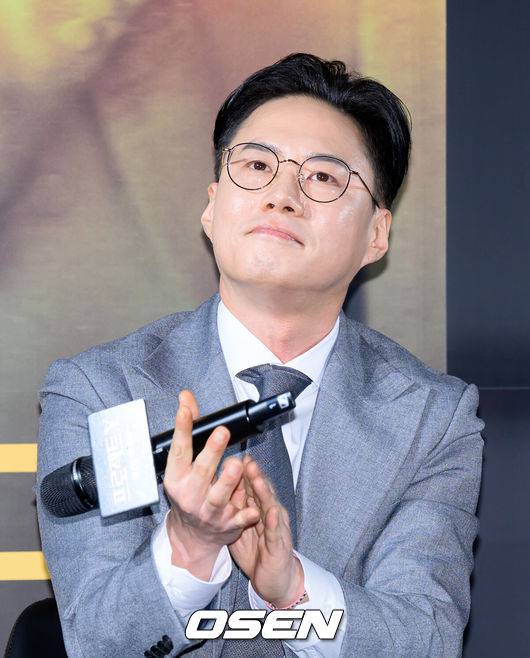 [OSEN=이대선 기자] 16일 서울 강남구 메가박스 코엑스에서 영화 '프로젝트Y’ 제작보고회가 열렸다.범죄 엔터테이닝 무비 '프로젝트Y'는 화려한 도시 그 한가운데에서 다른 내일을 꿈꾸며 살아가던 미선과 도경이 인생의 벼랑 끝에서 검은 돈과 금괴를 훔치면서 벌어지는 이야기를 그린 작품으로 2026년 1월 21일 극장에서 개봉한다.이환 감독이 취재진의 질문을 듣고 있다. 2025.12.16 /sunday@osen.co.kr