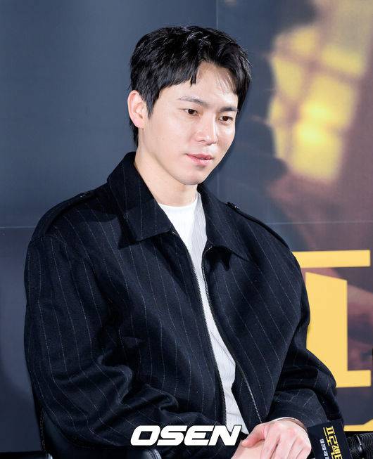 [OSEN=이대선 기자] 16일 서울 강남구 메가박스 코엑스에서 영화 '프로젝트Y’ 제작보고회가 열렸다.범죄 엔터테이닝 무비 '프로젝트Y'는 화려한 도시 그 한가운데에서 다른 내일을 꿈꾸며 살아가던 미선과 도경이 인생의 벼랑 끝에서 검은 돈과 금괴를 훔치면서 벌어지는 이야기를 그린 작품으로 2026년 1월 21일 극장에서 개봉한다.배우 이재균이 취재진의 질문을 듣고 있다. 2025.12.16 /sunday@osen.co.kr