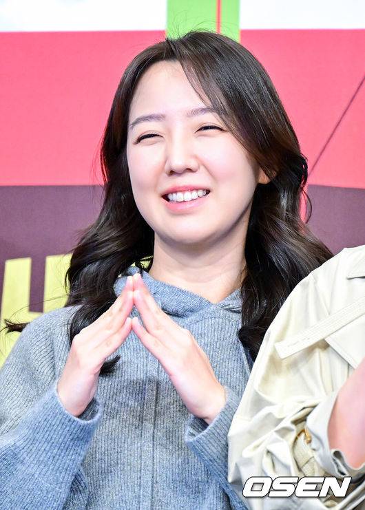 [OSEN=최규한 기자] 16일 오후 서울 신도림동 더링크호텔에서 JTBC 새 예능 ‘당일배송 우리집’ 제작발표회가 열렸다.‘당일배송 우리집’은 단순한 여행을 넘어 로망 속 장소에 도착한 집에서 펼쳐지는 '리얼 하루살이 체험'을 그려내는 이동식 주택과 로컬 라이프를 결합한 프로그램이다.신기은 PD가 포토타임을 하고 있다. 2025.12.16 / dreamer@osen.co.kr