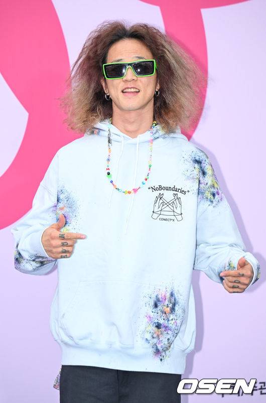 [OSEN=김성락 기자] 2일 오후 서울 성동구 에스팩토리에서 서울 2024 F/W 서울패션위크가 열렸다. 2024 F/W 서울패션위크는 동대문디자인플라자(DDP)와 성수 에스팩토리에서 5일까지 열린다. 가수 팝핀현준이 취재진을 향해 포즈를 취하고 있다. 2024.02.02 / ksl0919@osen.co.kr