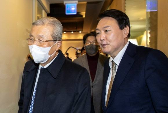 사진은 당시 윤석열 후보와 김종인 전 비상대책위원장이 만찬 회동을 위해 서울 한 식당으로 들어가는 모습. 2021.12.3 국회사진기자단