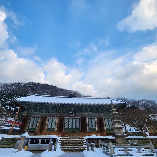 눈내린 날 선운사 대웅전