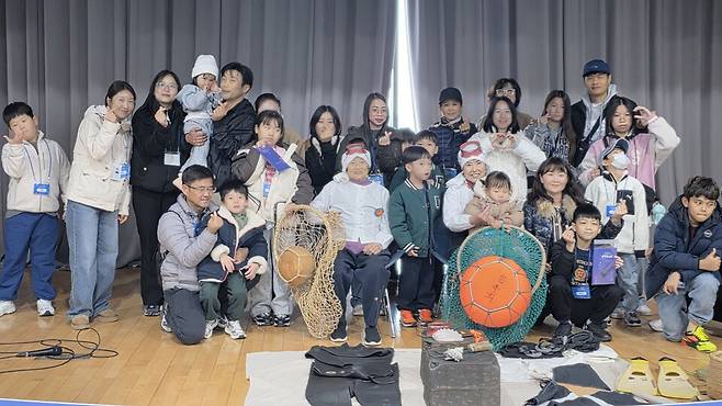 국내외 관광객들이 '해녀를 만나다' 교육 프로그램에 참여하고 있다. ⓒ제주도 제공