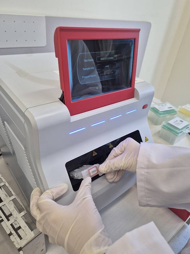 한국마사회와 포스트바이오가 공동개발한 '신속진단키트' ⓒ한국마사회 제주본부 제공