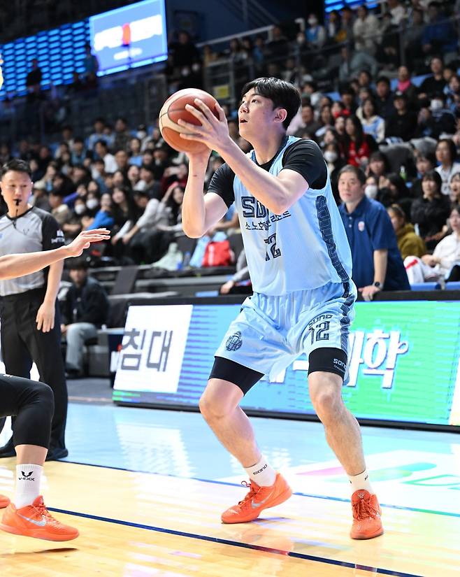 Kang Ji-hoon practicing with intensity.
