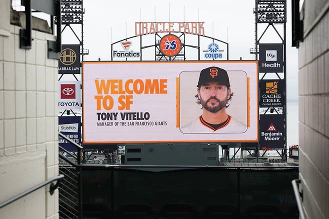 토니 바이텔로 샌프란시스코 신임 감독은 비시즌 세계 곳곳서 핵심 선수들을 만나고 있다. 그는 내년 1월 한국을 찾아 이정후를 만날 계획이다. AP뉴시스