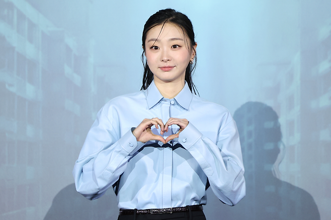 배우 김다미가 16일 서울 용산구 CGV용산아이파크몰에서 열린 넷플릭스 영화 ‘대홍수’ 제작보고회에서 포즈를 취하고 있다. 사진 연합뉴스