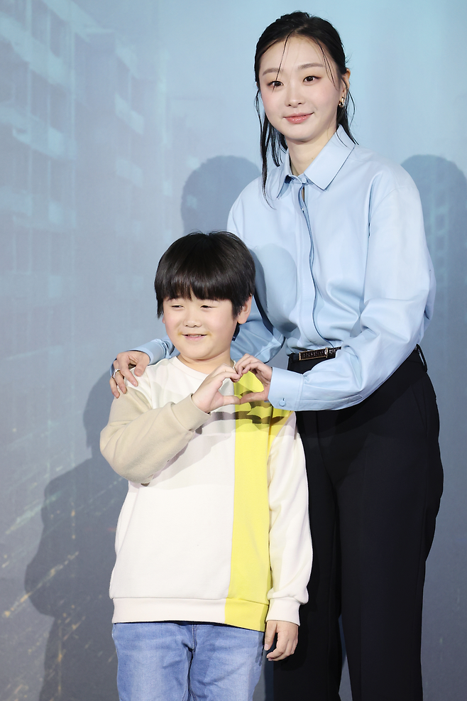 배우 김다미(오른쪽)와 권은성이 16일 서울 용산구 CGV용산아이파크몰에서 열린 넷플릭스 영화 ‘대홍수’ 제작보고회에서 포즈를 취하고 있다. 사진 연합뉴스