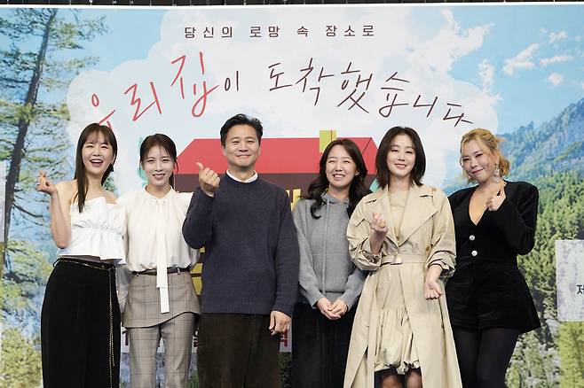 왼쪽부터 장영란, 하지원, 손창우 CP, 신기은 PD, 김성령, 가비. JTBC 제공