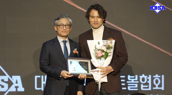 KBSA 양해영 회장(왼쪽)과 박찬호.&nbsp;