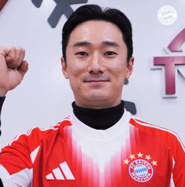 신민재가 바이에른 뮌헨 공식 SNS 채널을 통해 김민재의 유니폼을 착용한 뒤 주먹을 불끈 쥐고 있다. /사진=뮌헨 공식 SNS 갈무리