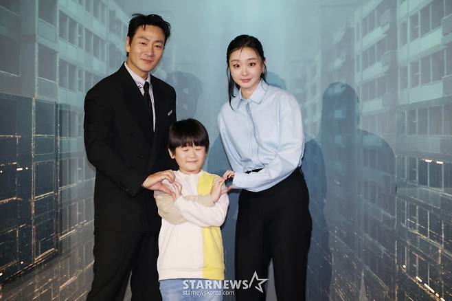 배우 박해수, 김다미, 권은성이 16일 오전 서울 CGV용산아이파크몰에서 진행된 넷플릭스 오리지널 영화 '대홍수'(감독 김병우) 제작발표회에 참석해 포즈를 취하고 있다.  대홍수가 덮친 지구의 마지막 날, 인류가 살아남을 수 있는 마지막 희망을 건 이들이 물에 잠겨가는 아파트 속에서 벌이는 사투를 그린 SF 재난 블록버스터 '대홍수'는 오는 19일 공개된다. /2025.12.19 /사진=이동훈 photoguy@