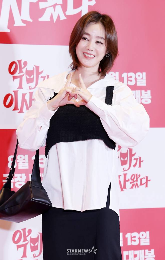 배우 김성령이 7일 서울 용산구 CGV용산아이파크몰에서 열린 영화 '악마가 이사왔다'(감독 이상근) VIP 시사회에 참석해 포즈를 취하고 있다. /2025.08.07 /사진=김휘선 hwijpg@