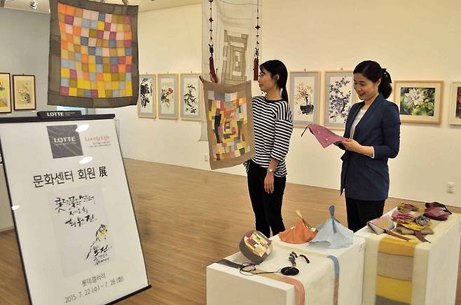 47.6%가 백화점이나 대형마트에서 운영하는 문화 강좌를 수강해봤다고 답했다.[사진 | 연합뉴스]