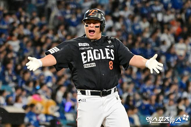 21일 오후 대구삼성라이온즈파크에서 열린 '2025 신한 SOL Bank KBO 포스트시즌' 한화 이글스와 삼성 라이온즈의 플레이오프 3차전 경기, 5회초 2사 3루 한화 노시환이 투런 홈런을 날리고 있다. 엑스포츠뉴스 DB