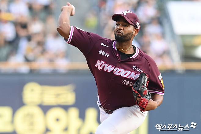 키움 히어로즈가 외국인 투수 라울 알칸타라와 총액 90만 달러(연봉 70만 달러, 옵션 20만 달러)에 재계약했다. 알칸타라는 2025시즌 19경기 121이닝 8승 4패 평균자책점 3.27의 준수한 성적을 올리며 팀의 기대에 부응했다. 엑스포츠뉴스 DB