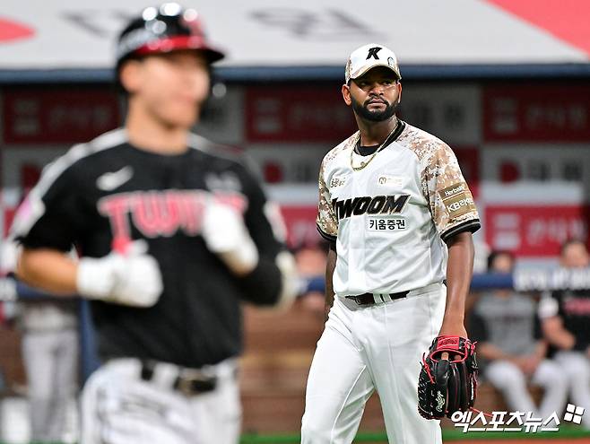 키움 히어로즈가 외국인 투수 라울 알칸타라와 총액 90만 달러(연봉 70만 달러, 옵션 20만 달러)에 재계약했다. 알칸타라는 2025시즌 19경기 121이닝 8승 4패 평균자책점 3.27의 준수한 성적을 올리며 팀의 기대에 부응했다. 엑스포츠뉴스 DB