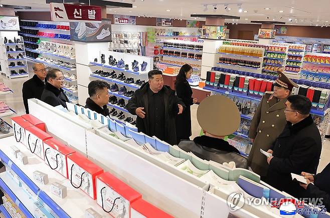 강동군 지방공장 준공...김정은, 부인·딸과 함께 준공식 참석 (평양 조선중앙통신=연합뉴스) 김정은 북한 국무위원장이 15일 진행된 평양시 외곽 강동군 지방공업공장과 종합봉사소 준공식에 참석해 준공 테이프를 끊고 식료공장과 종합봉사소를 둘러보며 만족감을 드러냈다고 조선중앙통신이 16일 보도했다. 중앙통신이 공개한 사진을 보면 이날 행사에 김 위원장의 부인 리설주 여사와 딸 주애도 참석했다. 2025.12.16 
    [국내에서만 사용가능. 재배포 금지. For Use Only in the Republic of Korea. No Redistribution] nkphoto@yna.co.kr