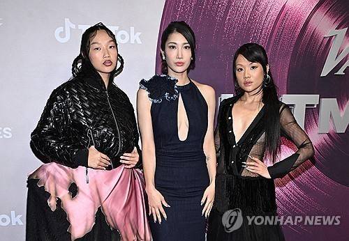 '케이팝 데몬 헌터스'에서 헌트릭스 노래 가창한 3인 왼쪽부터 오드리 누나, 이재(EJAE), 레이 아미. [AFP=연합뉴스]