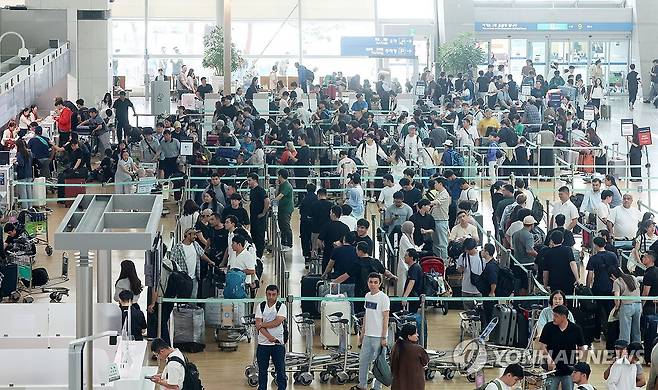 북적이는 인천국제공항 1터미널 [연합뉴스 자료사진]