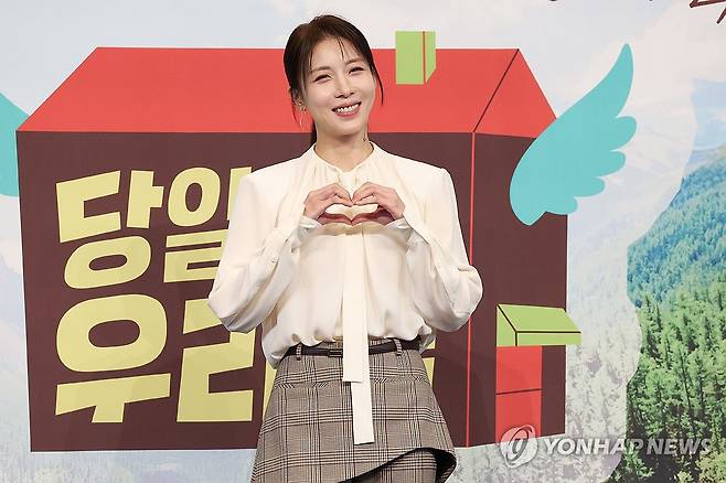 하트 만든 하지원 (서울=연합뉴스) 강민지 기자 = 배우 하지원이 16일 서울 구로구 더링크서울에서 열린 JTBC 예능 '당일배송 우리집'제작발표회에서 포즈를 취하고 있다. 2025.12.16 mjkang@yna.co.kr