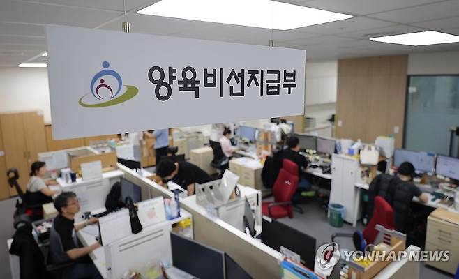 '양육비 선지급제' 첫 시행 (서울=연합뉴스) 류영석 기자 = 한부모가족에게 국가가 양육비를 우선 지급한 뒤 나중에 채무자에게 회수하는 '양육비 선지급제'가 시행된 1일 서울 중구 양육비이행관리원 양육비선지급부에서 직원들이 업무를 보고 있다. 2025.7.1 ondol@yna.co.kr