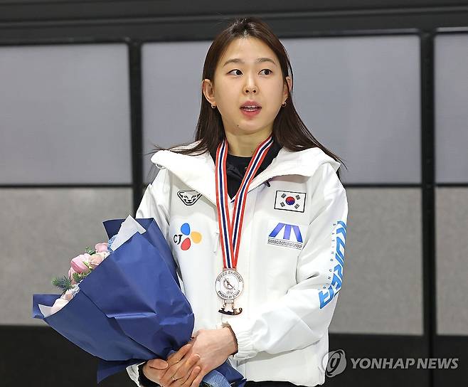귀국한 빙속 간판 김민선 (영종도=연합뉴스) 류영석 기자 = 국제빙상경기연맹(ISU) 스피드 스케이팅 월드컵 4차 대회 여자 500m 2차 레이스에서 3위를 차지한 김민선(의정부시청)이 16일 인천국제공항 제2여객터미널을 통해 귀국해 취재진 질문에 답하고 있다. 2025.12.16 ondol@yna.co.kr