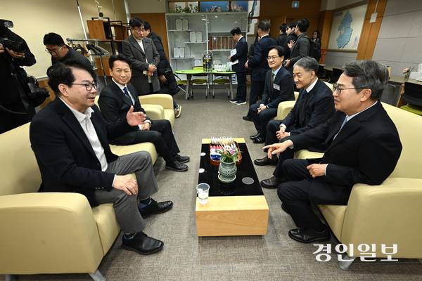 17일 오후 수원시 장안구 경기도인재개발원에서 경기연구원 30주년 기념행사가 진행되고 있다. 2025.12.17 /최은성기자 ces7198@kyeongin.com