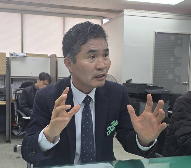 전북도지사에 출마 예정인 이원택 국회의원은 17일 군산시를 방문해 군산발전을 위한 정책 설명을 하고 있다./사진=문정곤 기자