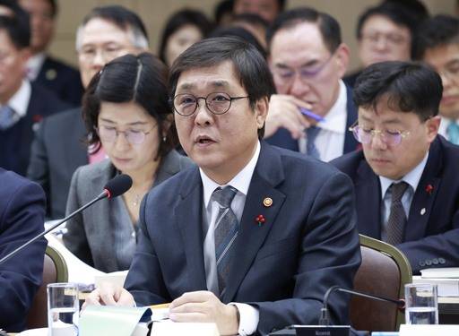 최휘영 문화체육관광부 장관이 16일 정부세종컨벤션센터에서 이재명 대통령에게 업무보고를 하고 있다. /연합뉴스