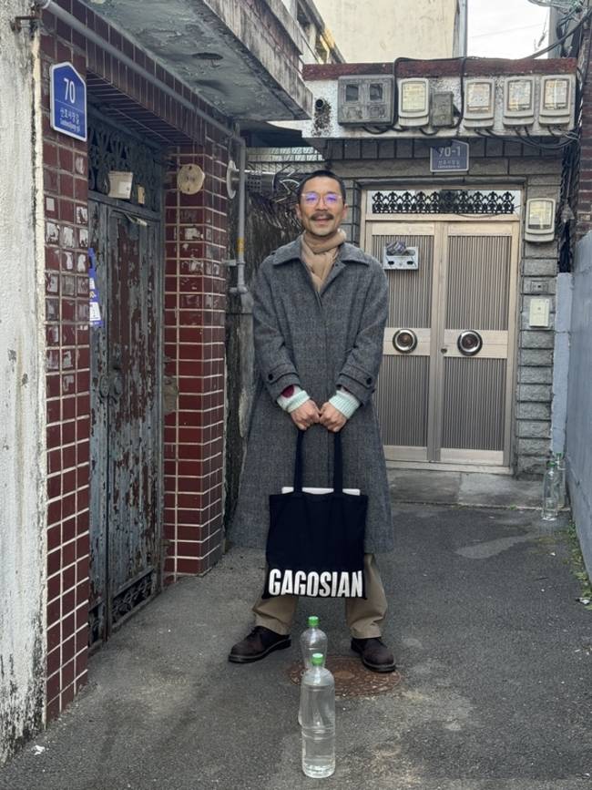 장편소설 <마산>으로 제56회 동인문학상을 받은 소설가 김기창이 마산 산호동 주택가 골목에 서 있다. /이서후 기자