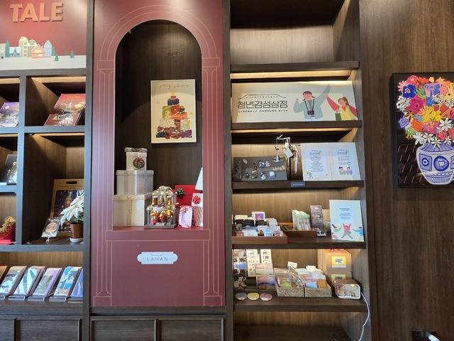 라한셀렉트경주의 경주산책 코너에 마련된 경주청년감성상점. 강시일 기자