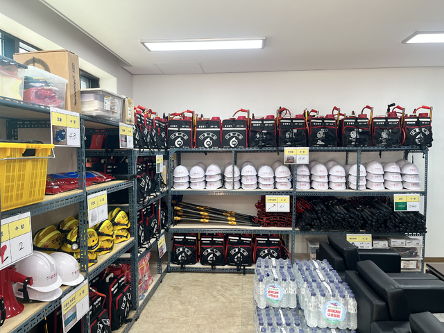 산불대응센터 1층 내부에는 산불 진화 장비들이 가득 구비돼있다. 김정원 기자