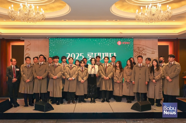 롯데재단 직원들이 송년회 참가자들에게 인사를 하고 있다. ⓒ롯데재단
