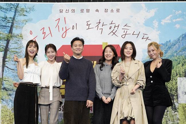 왼쪽부터 장영란, 하지원, 손창우 CP, 신기은 PD, 김성령, 가비(사진=JTBC)