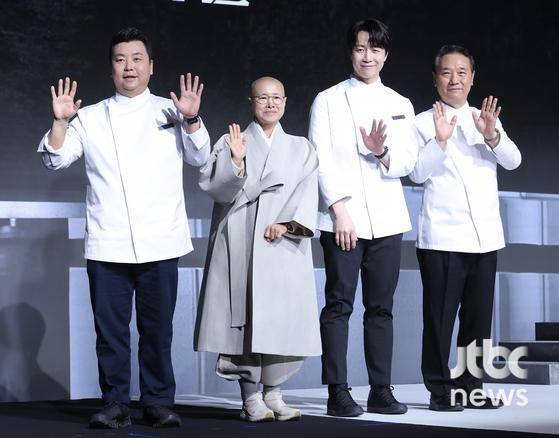 17일 오전 서울 JW 메리어트 동대문스퀘어에서 넷플릭스(Netflix) 예능 '흑백요리사: 요리 계급 전쟁2' 제작발표회가 열렸다. 김학민, 김은지 PD, 선재스님, 후덕죽, 손종원, 정호영, 프렌치 파파, 중식 마녀, 술 빚는 윤주모, 아기 맹수가 참석했다. 박세완 엔터뉴스팀 기자 park.sewan@jtbc.co.kr