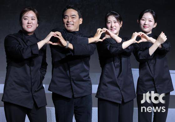 17일 오전 서울 JW 메리어트 동대문스퀘어에서 넷플릭스(Netflix) 예능 '흑백요리사: 요리 계급 전쟁2' 제작발표회가 열렸다. 김학민, 김은지 PD, 선재스님, 후덕죽, 손종원, 정호영, 프렌치 파파, 중식 마녀, 술 빚는 윤주모, 아기 맹수가 참석했다. 박세완 엔터뉴스팀 기자 park.sewan@jtbc.co.kr