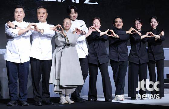 17일 오전 서울 JW 메리어트 동대문스퀘어에서 넷플릭스(Netflix) 예능 '흑백요리사: 요리 계급 전쟁2' 제작발표회가 열렸다. 김학민, 김은지 PD, 선재스님, 후덕죽, 손종원, 정호영, 프렌치 파파, 중식 마녀, 술 빚는 윤주모, 아기 맹수가 참석했다. 박세완 엔터뉴스팀 기자 park.sewan@jtbc.co.kr