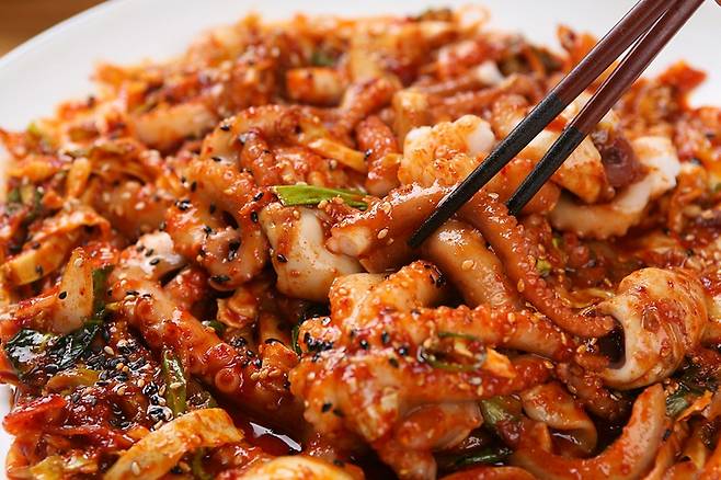 매운 음식은 엔도르핀 분비를 촉진해 스트레스를 누그러뜨리는 효과가 있다. 하지만 너무 매운 음식은 위 벽을 자극해 위장 질환을 초래할 수 있기 때문에 적당히 섭취해야 한다. 사진=게티이미지뱅크