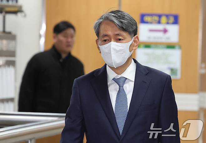 '12·3 비상계엄' 사태 관련 내란중요임무종사 등 혐의로 기소된 조지호 전 경찰청장이 지난 4월 16일 오전 서울 서초구 서울중앙지방법원에서 열린 공판에 출석하고 있다. 2025.4.16/뉴스1 ⓒ News1 장수영 기자