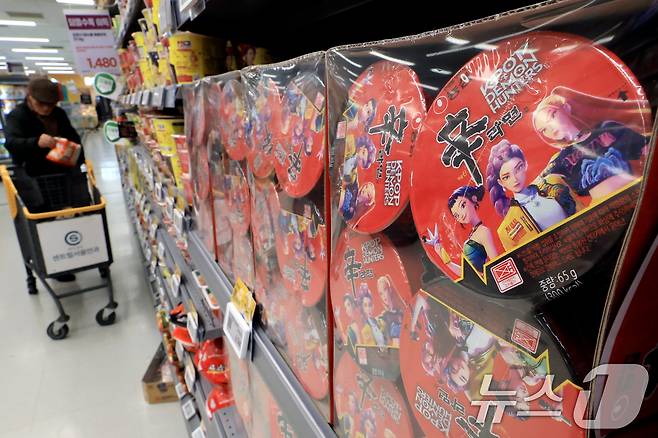 10일 서울시내 한 대형마트에 컵라면이 진열돼 있다. 2025.12.10/뉴스1 ⓒ News1 이호윤 기자